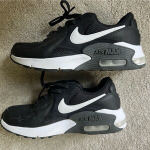 Nike Air Max Excee Black Sz 7.5 Black Swoosh Sneakers EUC Women's